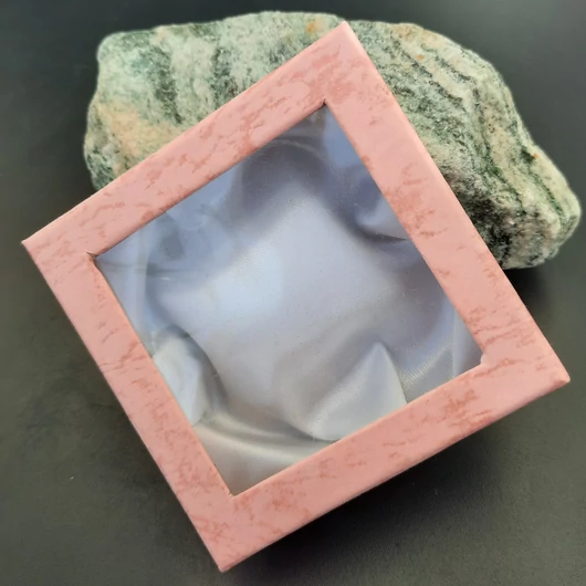 Ablakos díszdoboz 9x9 cm, selyem béléssel, rózsaszín