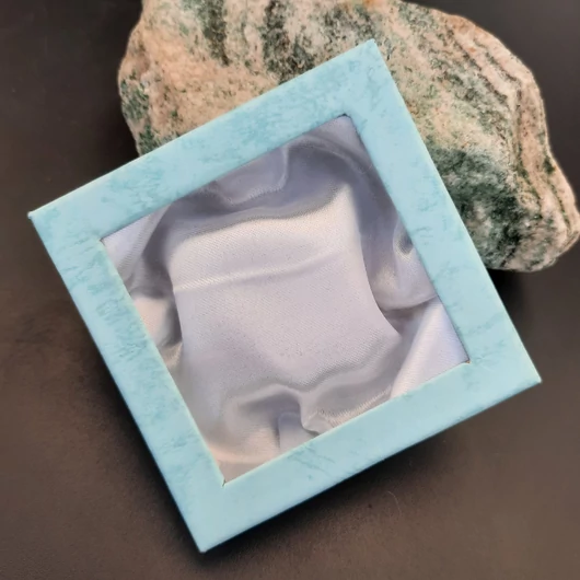 Ablakos díszdoboz 9x9 cm, selyem béléssel, világoskék