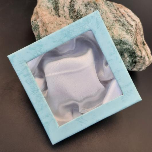 Ablakos díszdoboz 9x9 cm, selyem béléssel, világoskék