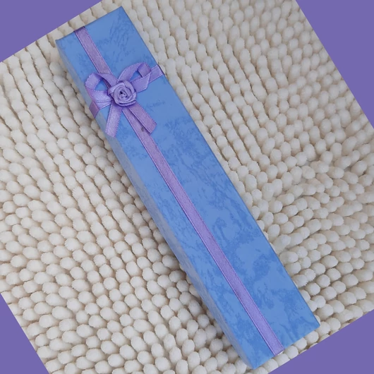 Hosszú, kék díszdoboz, lila masnival, fehér szivacsbetéttel 20*4 cm