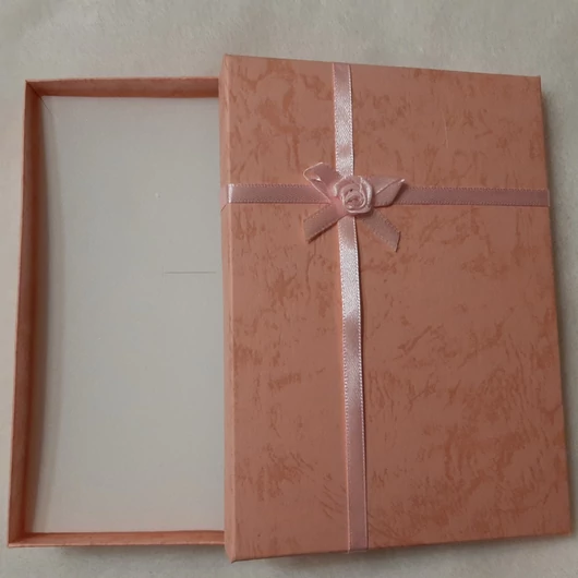 Rózsaszín díszdoboz masnival, 12,5*18 cm