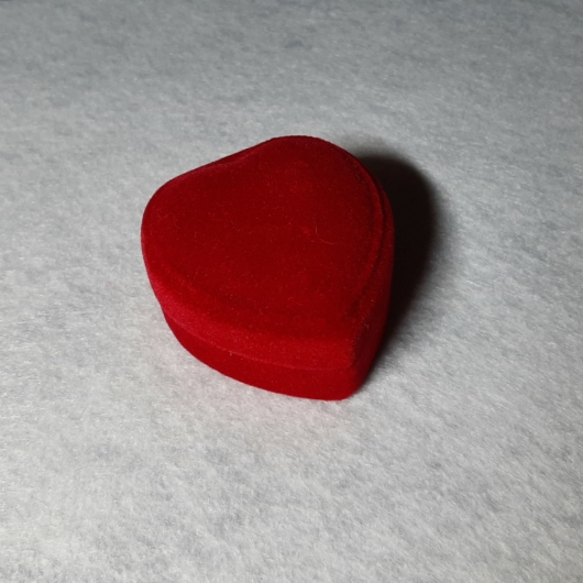 Szív alakú pici piros plüss díszdoboz, sima tetővel
