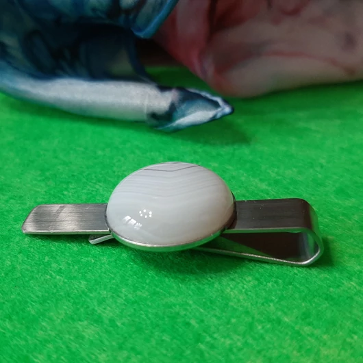 Nyakkendő csipesz fehér-achát kabochonnal 20 mm-s, nemesacél alappal