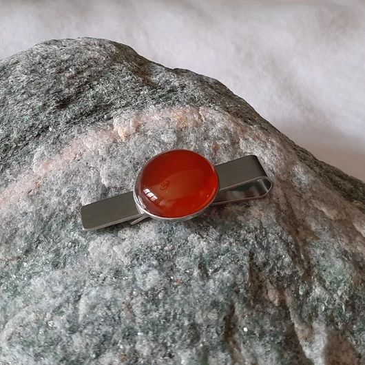 Nyakkendő csipesz karneol-achát kabochonnal 20 mm-s, nemesacél alappal