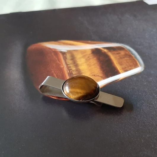 Nyakkendő csipesz tigrisszem kabochonnal 20 mm-s, nemesacél alappal