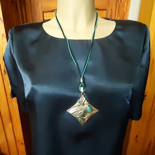 Bőrnyaklánc Szitakötős medállal 60 cm