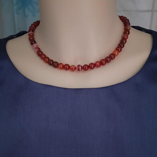 Vörös-achát ásványgyöngyökből készült nyaklánc 40 cm