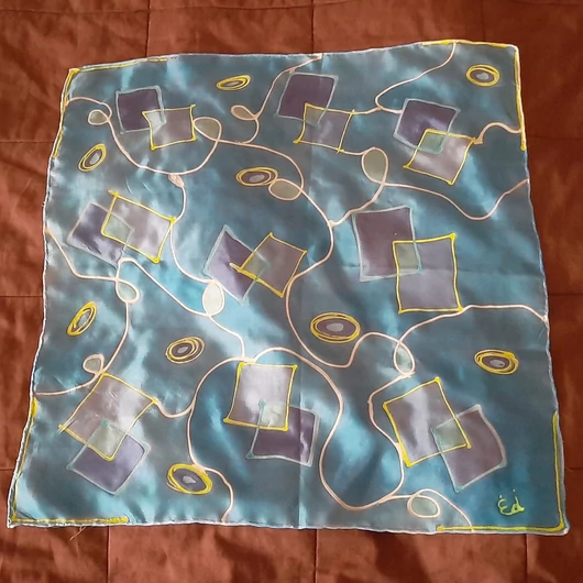 Selyemkendő 45*45 cm, kék alapon kockák, indák, spirálok mintás, világít a sötétben