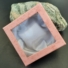 Kép 1/2 - Ablakos díszdoboz 9x9 cm, selyem béléssel, rózsaszín
