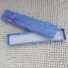 Kép 2/2 - Hosszú, kék díszdoboz, lila masnival, fehér szivacsbetéttel 20*4 cm