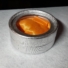 Kép 1/2 - Kerek ezüst díszdoboz narancssárga selyembéléssel