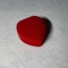 Kép 1/2 - Szív alakú pici piros plüss díszdoboz, sima tetővel