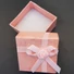 Kép 2/2 - Díszdoboz masnival kicsi 5x5 cm, szivacs betéttel, masnival, rózsaszín