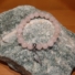 Kép 1/2 - Rózsakvarc ásványkarkötő angyalszárnnyal 