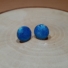 Kép 3/3 - Csillám-kék színű gyantával töltött kerek, nemesacél bedugós fülbevaló 12mm