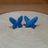 Kép 2/3 - Csillám-kék színű gyantával töltött pillangó nemesacél bedugós fülbevaló