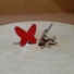 Kép 2/2 - Piros színű gyantával töltött pillangó nemesacél bedugós fülbevaló