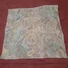 Kép 1/4 - Selyemkendő 45*45 cm, zöld-sárga cicás, világít a sötétben 