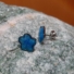Kép 2/2 - Csillám-kék színű gyantával töltött, virág alakú nemesacél bedugós fülbevaló
